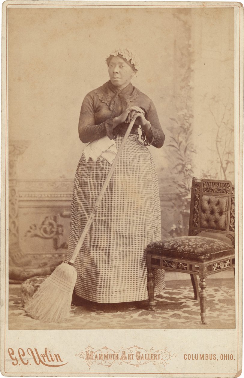 ほうきを持つ女性の肖像,c.1885年（写真） 作： GC アーリン