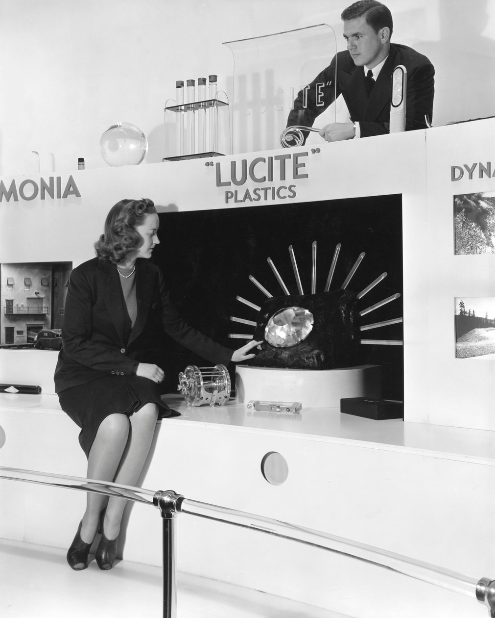 ルーサイトデモンストレーション、ニューヨークワールドフェア、1939 作： ガブリエル・ムーラン