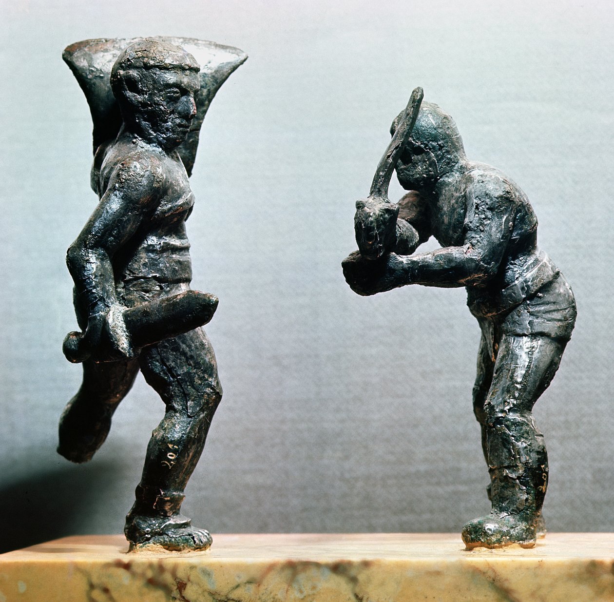 戦闘中の2人の剣闘士（ブロンズ） 作： ギャロ・ロマン