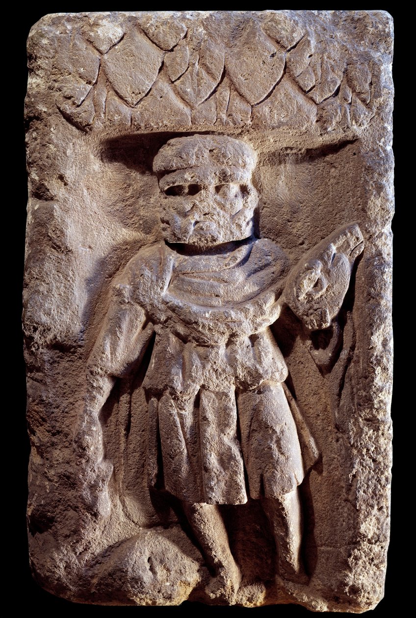 Gallo-Roman art: tricephal divinites or Mercury has three heads.石の上のレリーフ。紀元前1世紀～紀元後5世紀パリ、カルナヴァレ美術館 作： ギャロ・ロマン