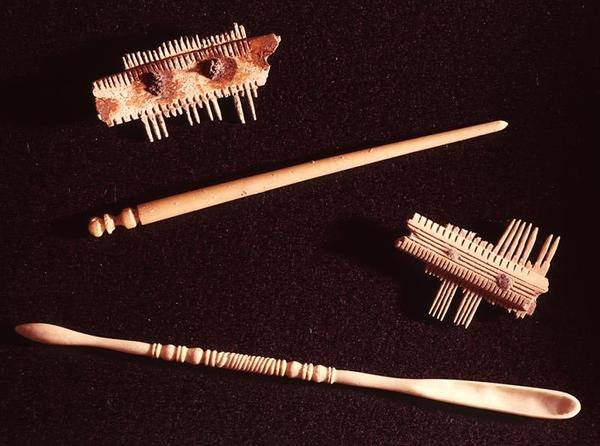 ヘアピンとメイク用のスプーン（骨）の2つの櫛 作： ギャロローマギャロローマ