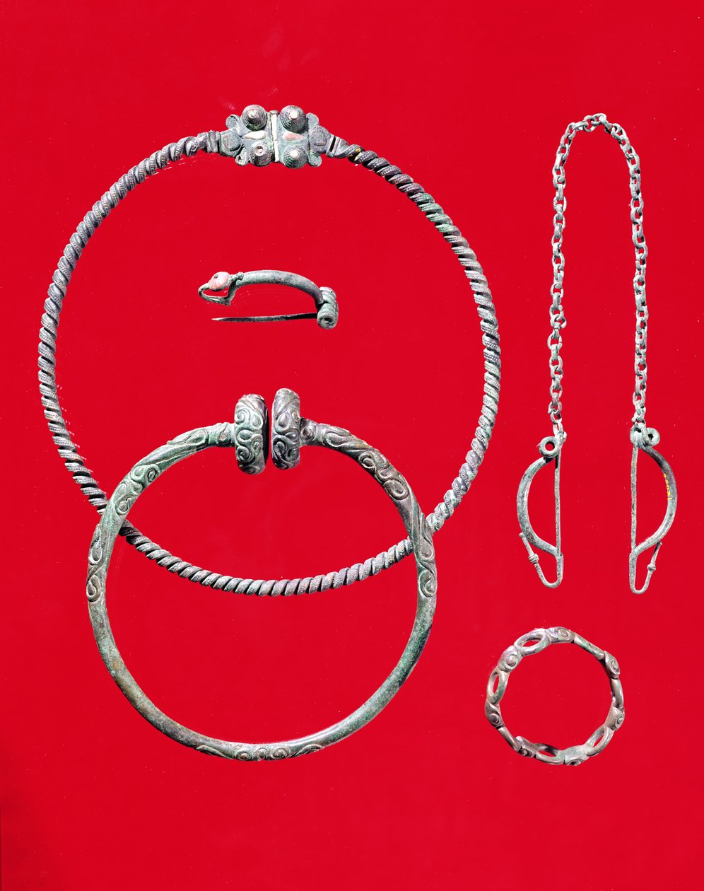 ジュエリーのセレクション。サンテティエンヌオテンプル、マルヌ、テネ1世のブローチ、紀元前475〜300年頃（ブロンズ） 作： ガリッシュ
