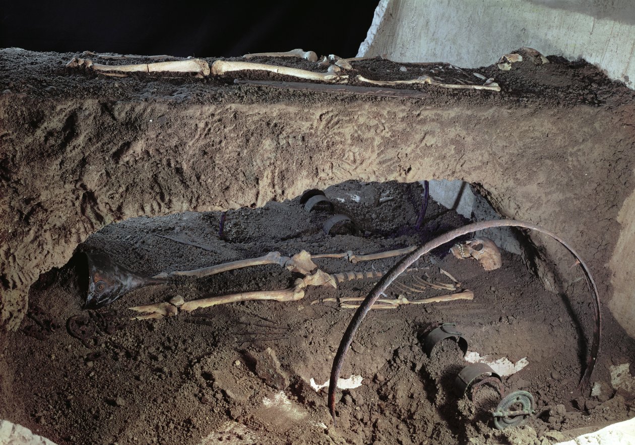 La Gorge-Meillet、Somme-Tourbe、Tene I（166065も参照）からの彼の戦車と彼の戦車の運転手が埋葬されたガリアの首長の墓 作： ガリッシュ