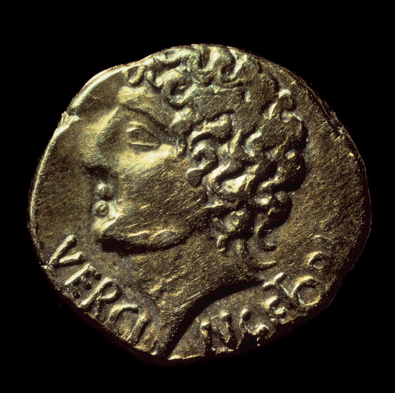 ガリアの金製スタテール（Arvernes）には、紀元前52年に排出されたVercingetorix（紀元前72〜46年）の肖像が描かれています。パリ、B.N. 作： ガリア語ガリア語