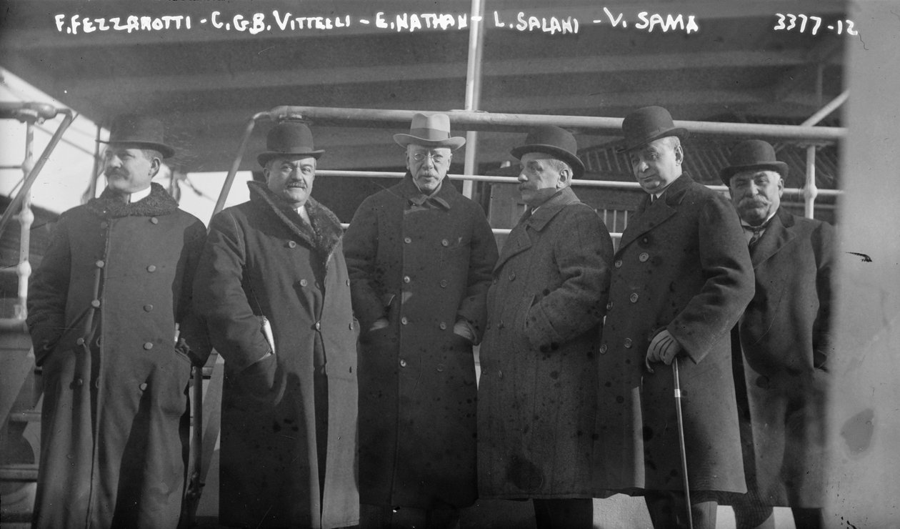 1915年にイタリアからニューヨークまでの定期船アメリカでのF.フェザロッティ、CGBヴィッテッリ、E。ネイサン、L。サラニ、V。サマ 作： ジョージ・グランサム・ベイン