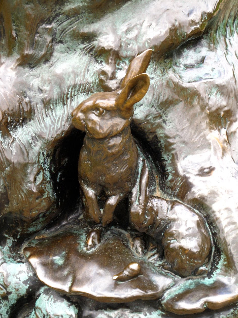 ウサギ、ピーターパン像の細部、1912年（ブロンズ） 作： ジョージ・ジェームス・フランプトン