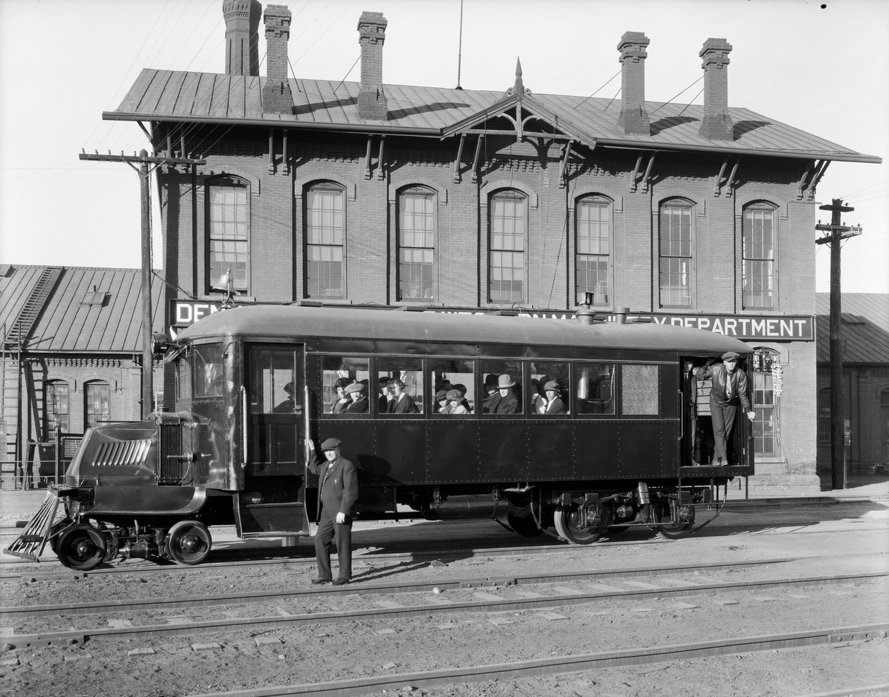 1926年、DundRGWバーナムショップで裁判中のマック鉄道バス 作： ジョージ・ライトル・ビーム