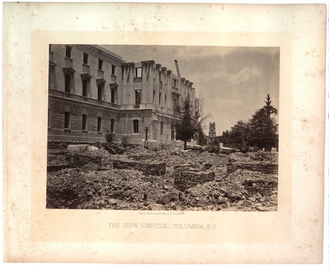 ニューキャピタル、コロンビア、サウスカロライナ州、GNバーナードによる自然からの写真、1865年（セピア写真） 作： ジョージ・N・バーナード