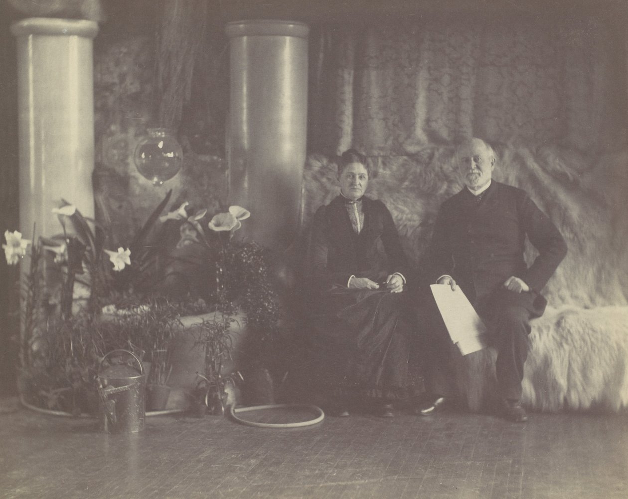 ルイス C. ティファニーのスタジオでのチャールズ E. ティファニー夫妻。 1890年。 作： ジョージコリンズコックス