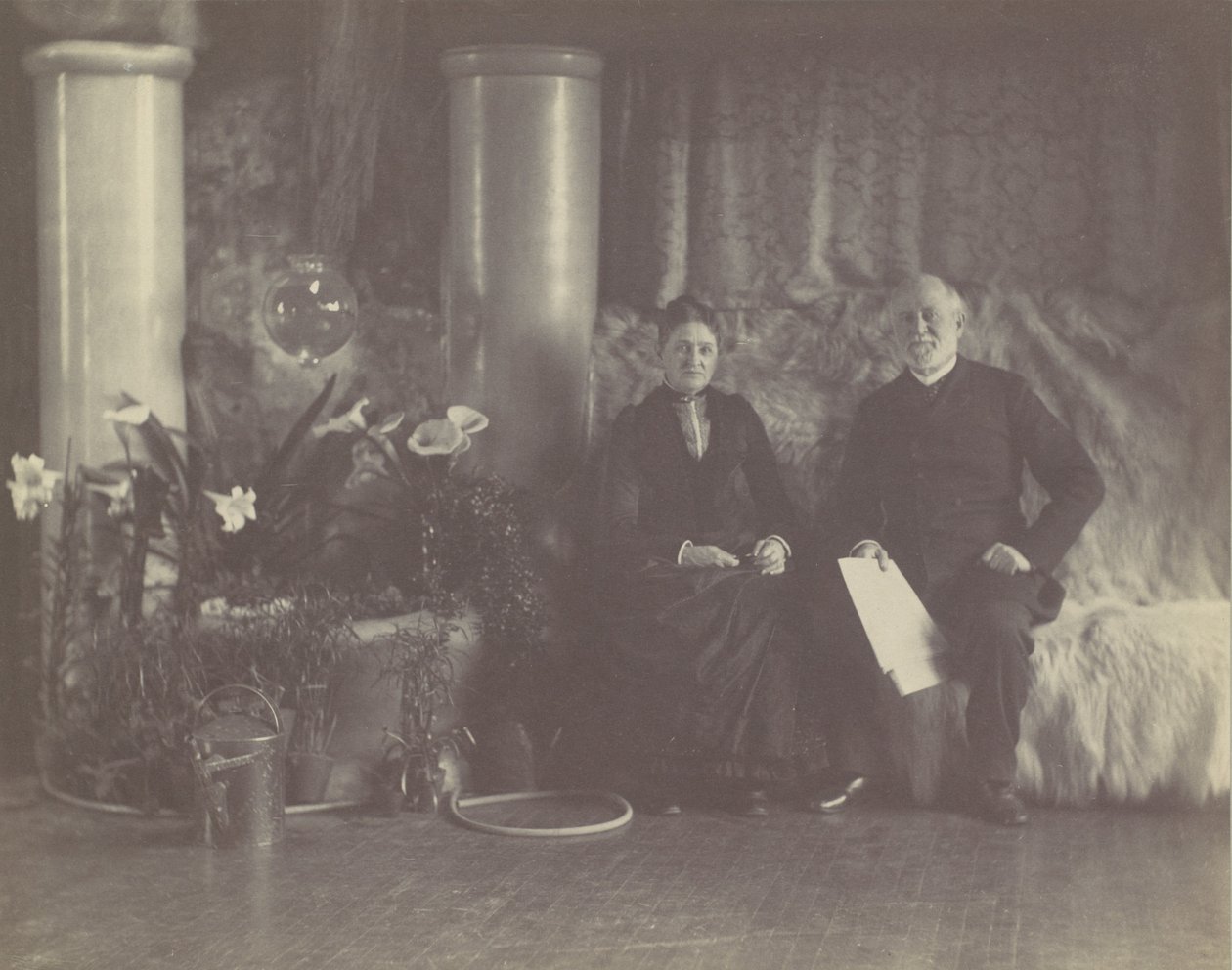 ルイス C. ティファニーのスタジオでのチャールズ L. ティファニー夫妻。 1890年。 作： ジョージコリンズコックス