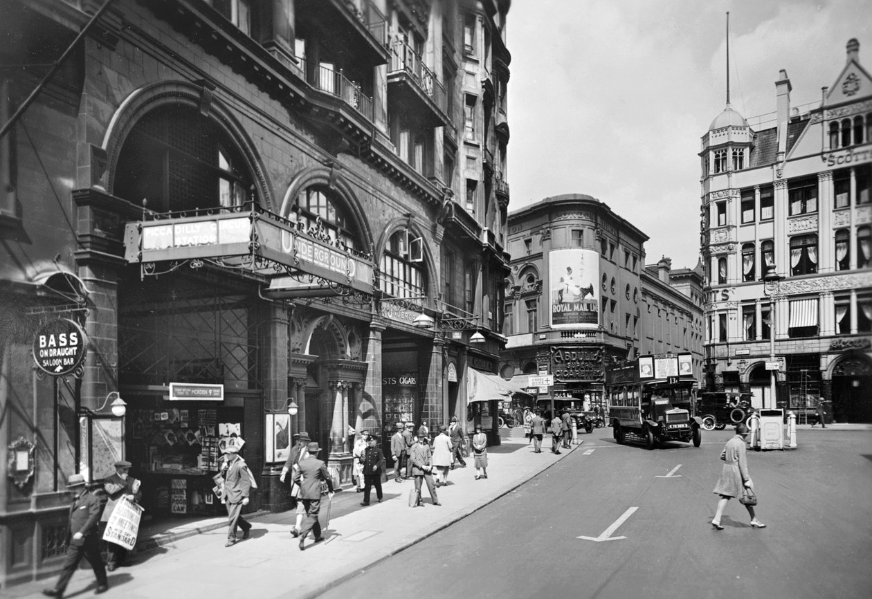 ピカデリー サーカス駅、ヘイマーケット エントランス、ウェストミンスター、ロンドン、1930 年代 作： ジョージ・デイヴィソン・リード