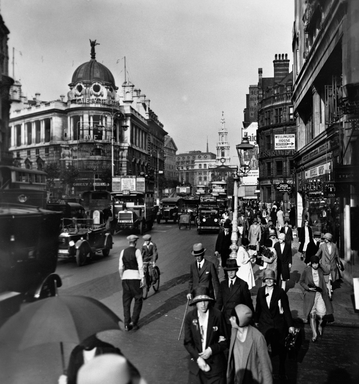 左にGaiety Theatreがあり、セントクレメントデーンズ、ウェストミンスター、ロンドン、c1920年代のストランド 作： ジョージ・デイヴィソン・リード