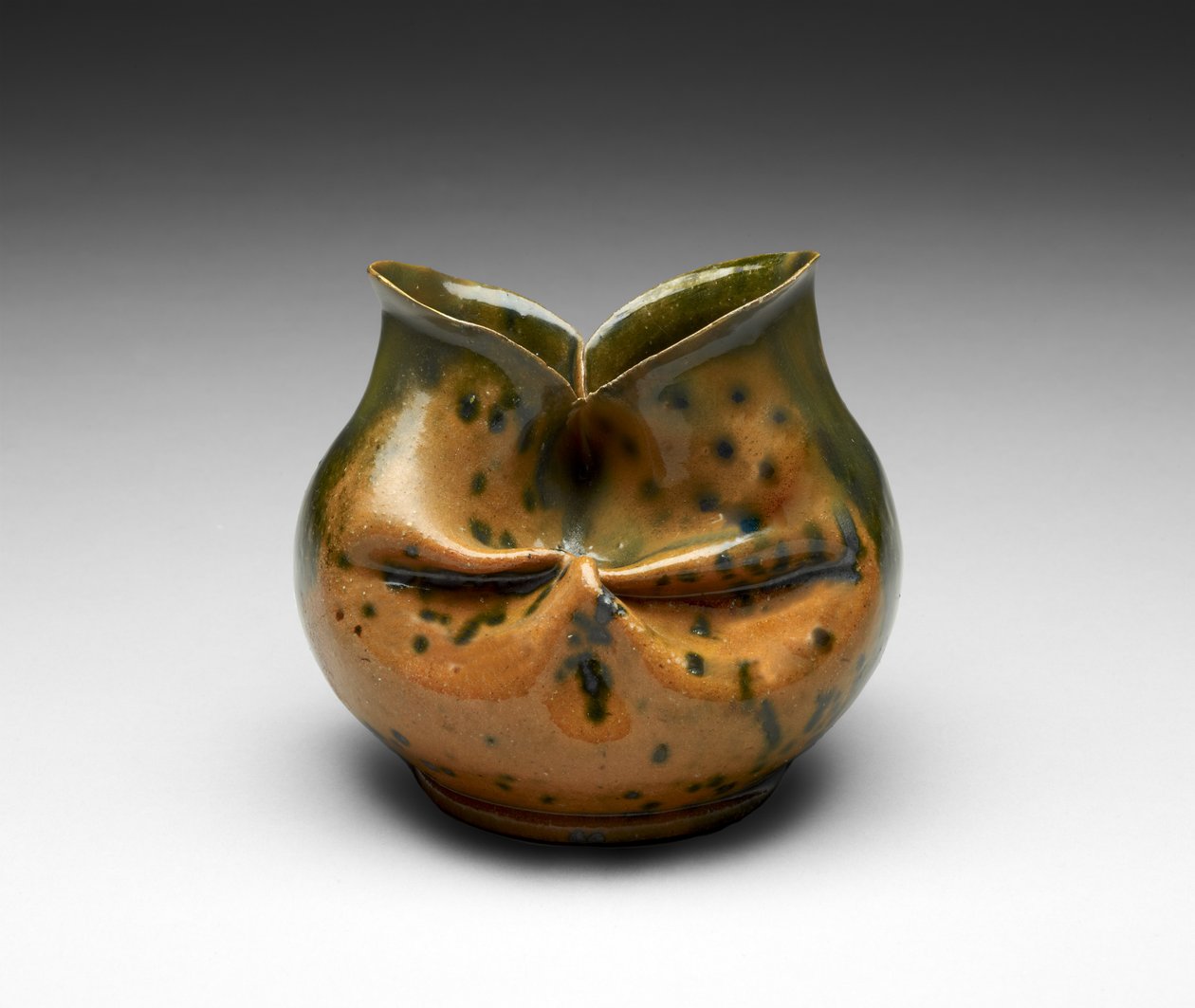 無題、c。 1900年（陶器） 作： ジョージE.耳