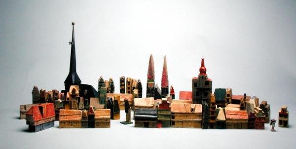 「世界の果ての町」シリーズ（塗装済み木材）のシーン 作： ジョージ・フロスト