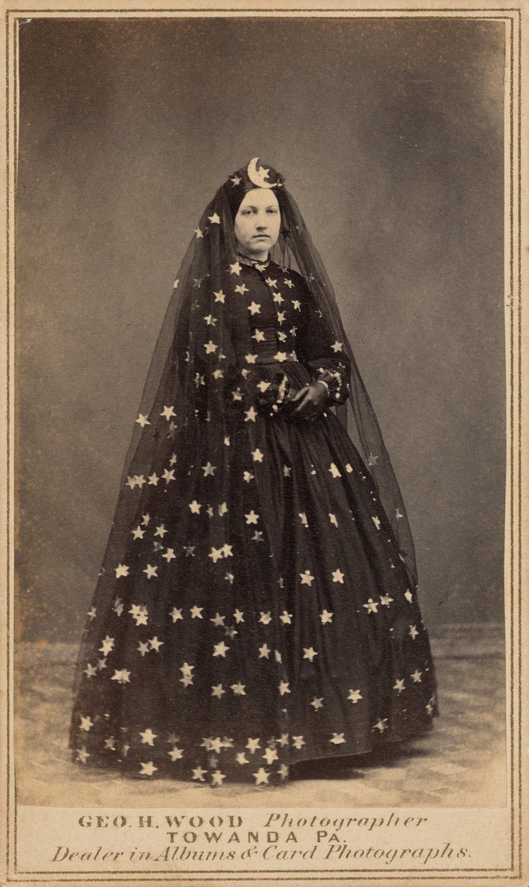 夜の女王の衣装を着た女性,c.1860年（写真） 作： ジョージ・H・ウッド