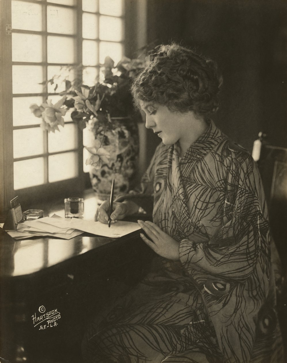 メアリー・ピックフォード、着物を着て机に向かって書き物、1918年頃（白黒写真） 作： バルトロメ・エステバン・ムリーリョとスタジオ