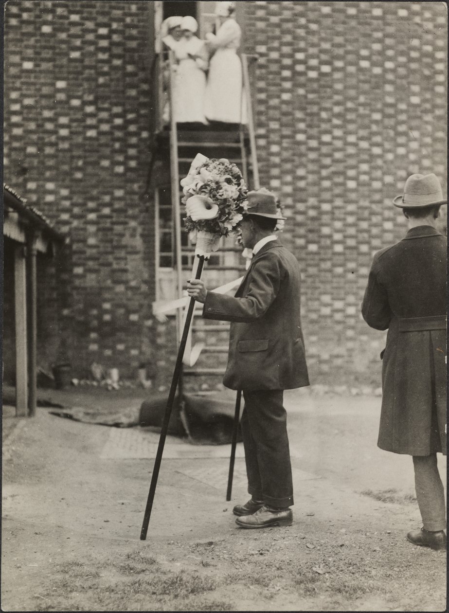 ハンガーフォードのホックタイド・フェスティバルでトゥッティ・ポールを手にする男性 作： 