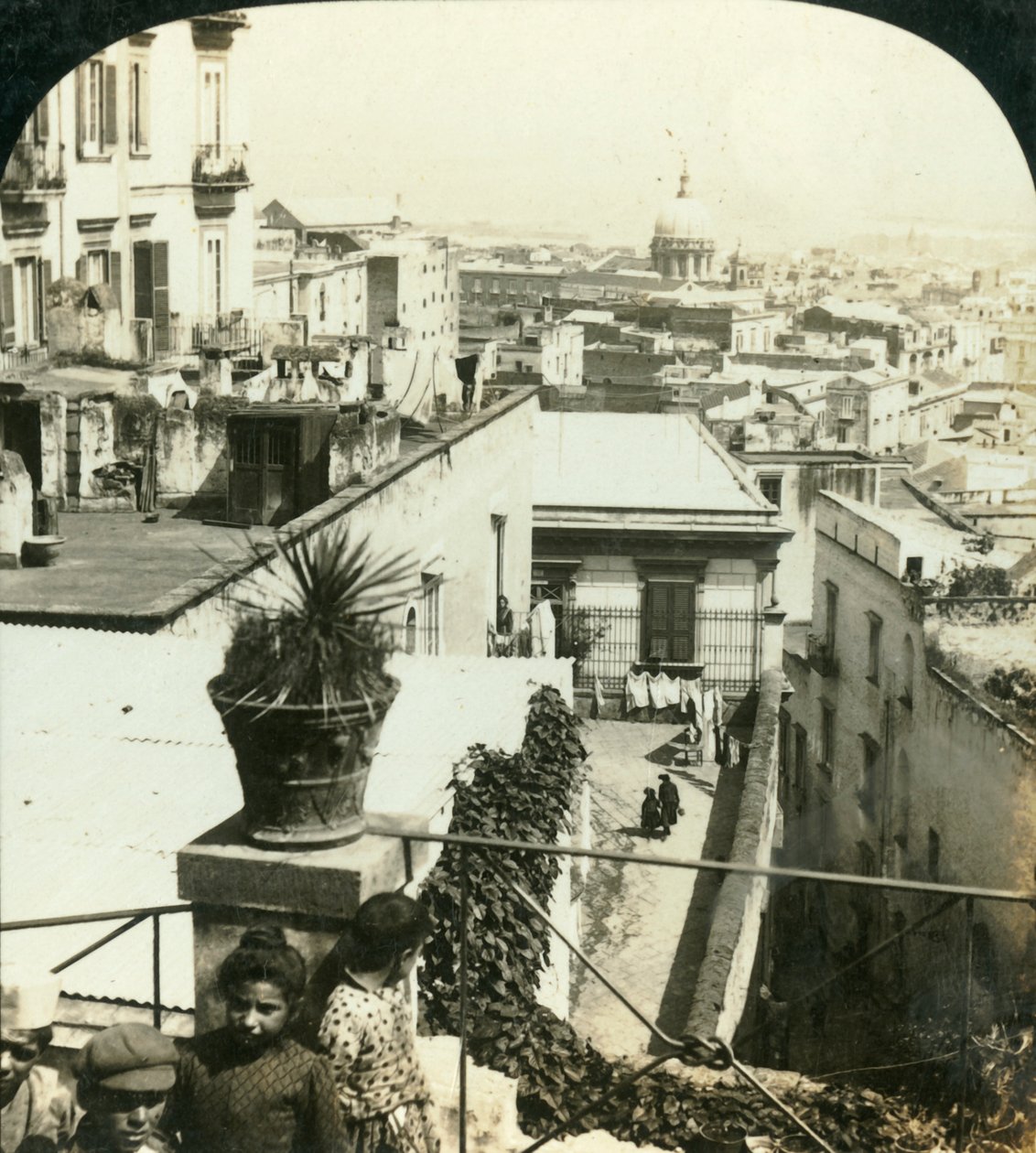 イタリア、ナポリの丘から、c1909。 作： ジョージ・ローズ