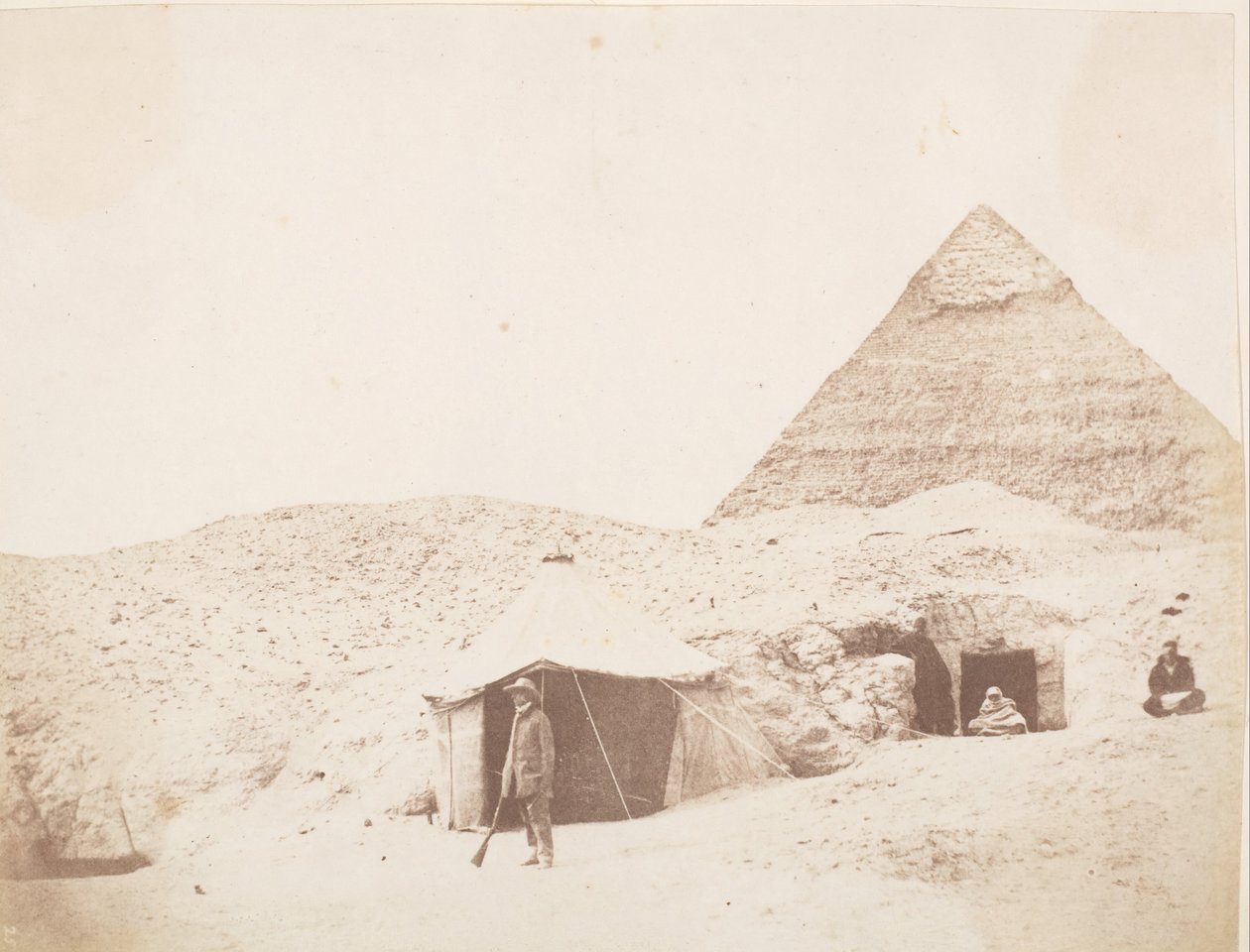 1851 年、カフラー チェフレン王のピラミッドの敷地にあるテントの前の写真家。 作： ジョージウィルソンブリッジ