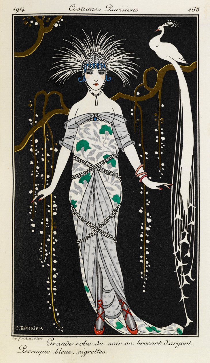 グランデ ローブ デュ ソワール アン ブロカール ダルジャン。 コスチューム パリジェンズ No.73。 ペルーグブルー、エグレット。 銀のブロケードのイブニング ドレス、赤いスリッパ、銀の頭飾りが付いた青いかつらを身に着けている女性が描かれ、背景には木の枝に白いピークコックが描かれています。 作： ジョルジュ・バーバー