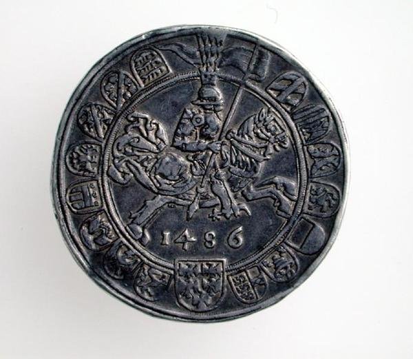 ジギスムントのギルディネール（背の高い）（1439-96）チロル伯、ホールミント、1486（表側）（銀色）（裏返しについては168059を参照） 作： ドイツ語学校