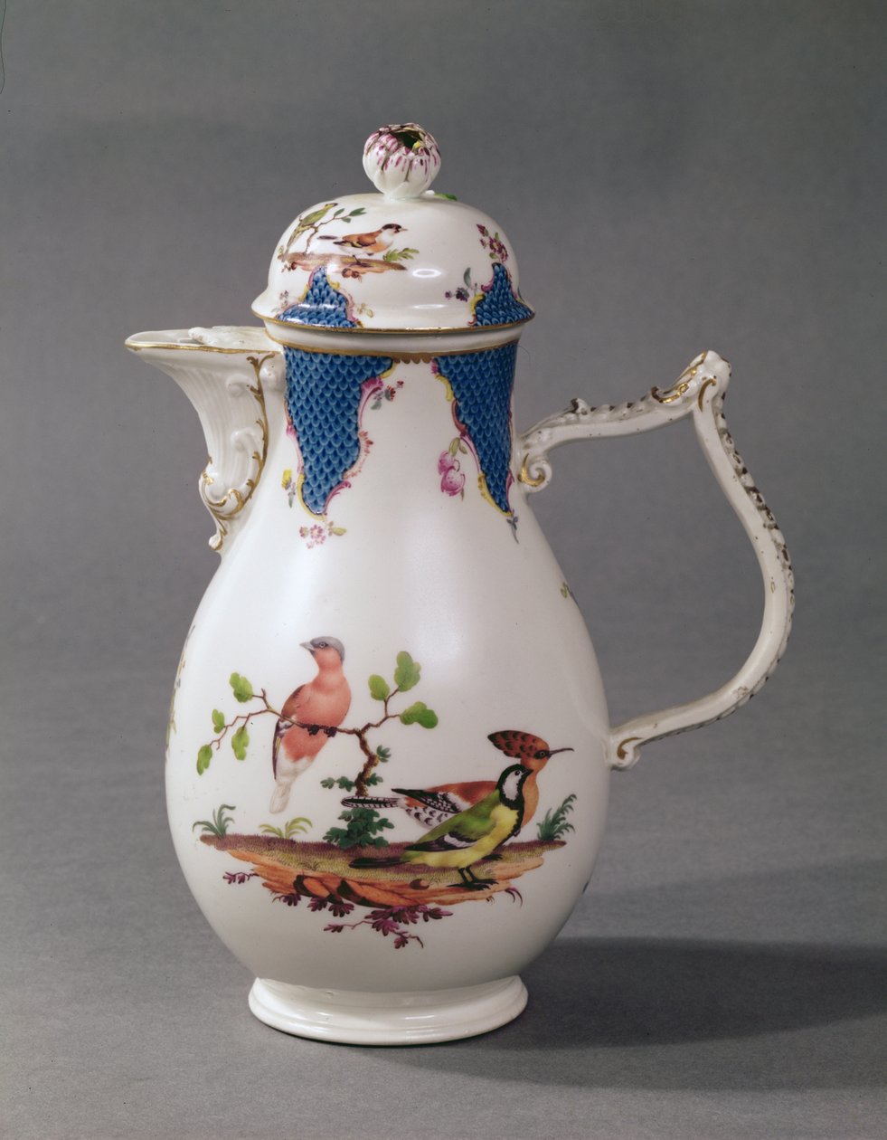 マイセン磁器のコーヒーポット、1760年頃（磁器） 作： ドイツ語学校