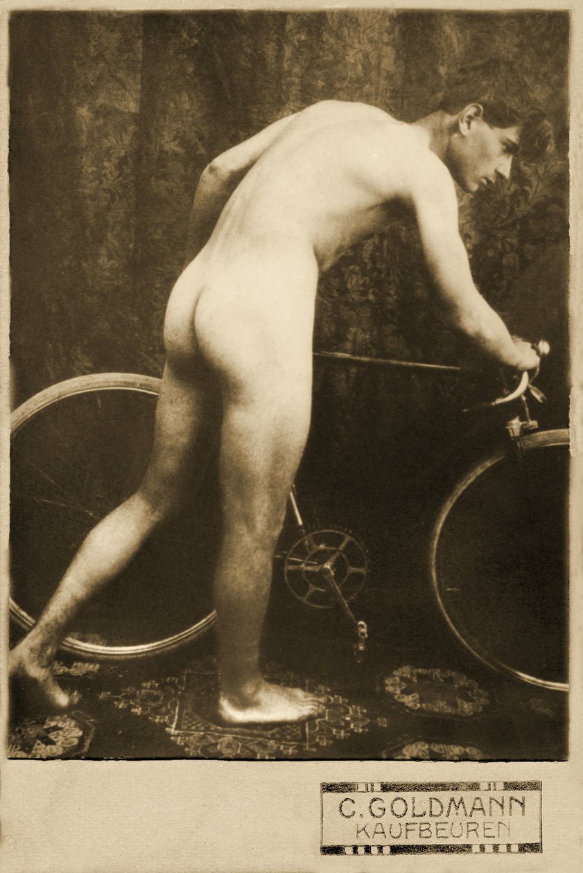 裸のサイクリストのキャビネカード、1898年頃（セピア写真） 作： ドイツの写真家