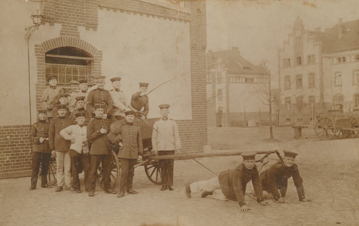 馬車(銃？)を引くドイツ兵。1913年に送られた絵葉書。 作： ドイツの写真家