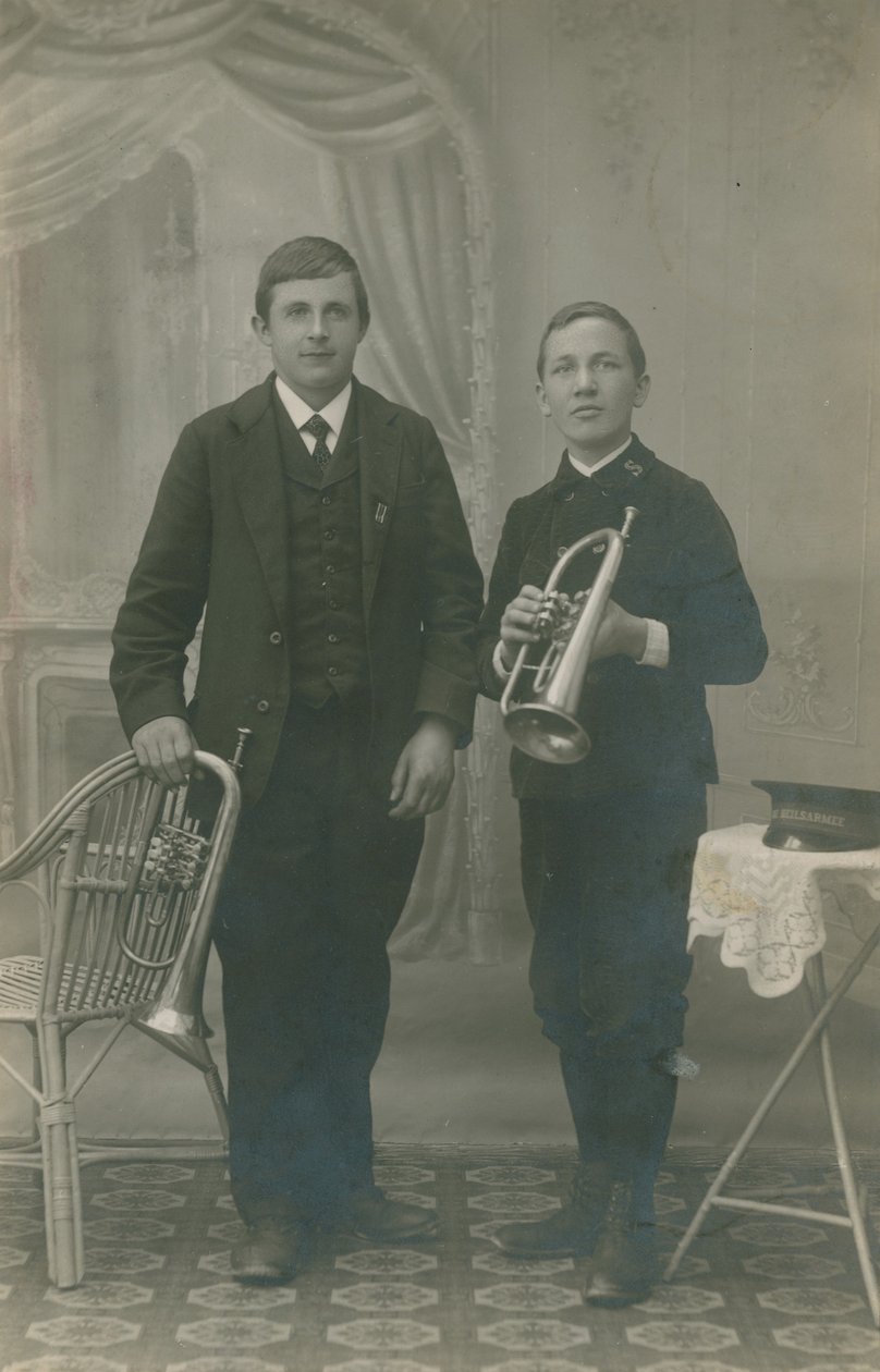 トランペットを持った2人の若者（1人はハイルサルミーの制服を着ている）の絵葉書、1913年送付（モノクロ写真 作： ドイツの写真家