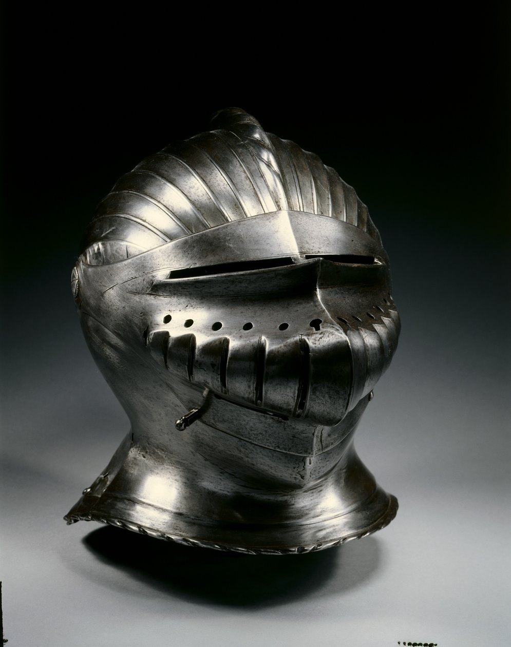 マクシミリアンスタイルのヘルメットを閉じる、c.1510-30 作： ドイツ語学校