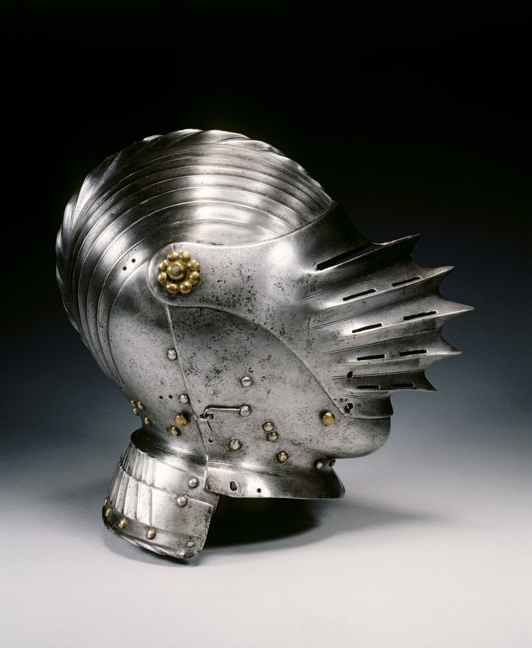 マクシミリアンスタイルのヘルメットを閉じる、c.1520（スチールと真ちゅう） 作： ドイツ語学校