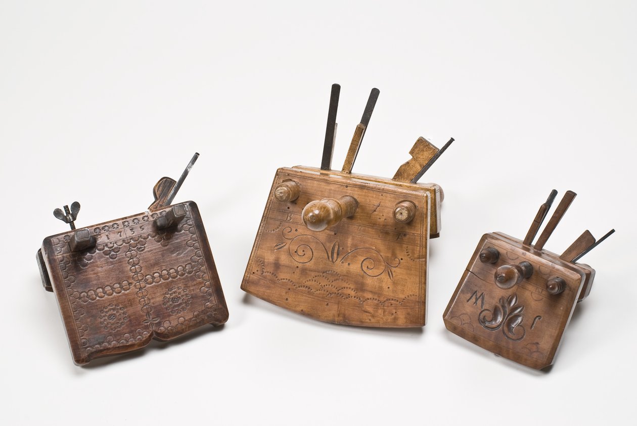 1735年、1842年、19世紀初頭から半ばにかけてのクーパーズクロージングプレーン（サービスツリーの木材と金属）（701102も参照） 作： ドイツ語学校