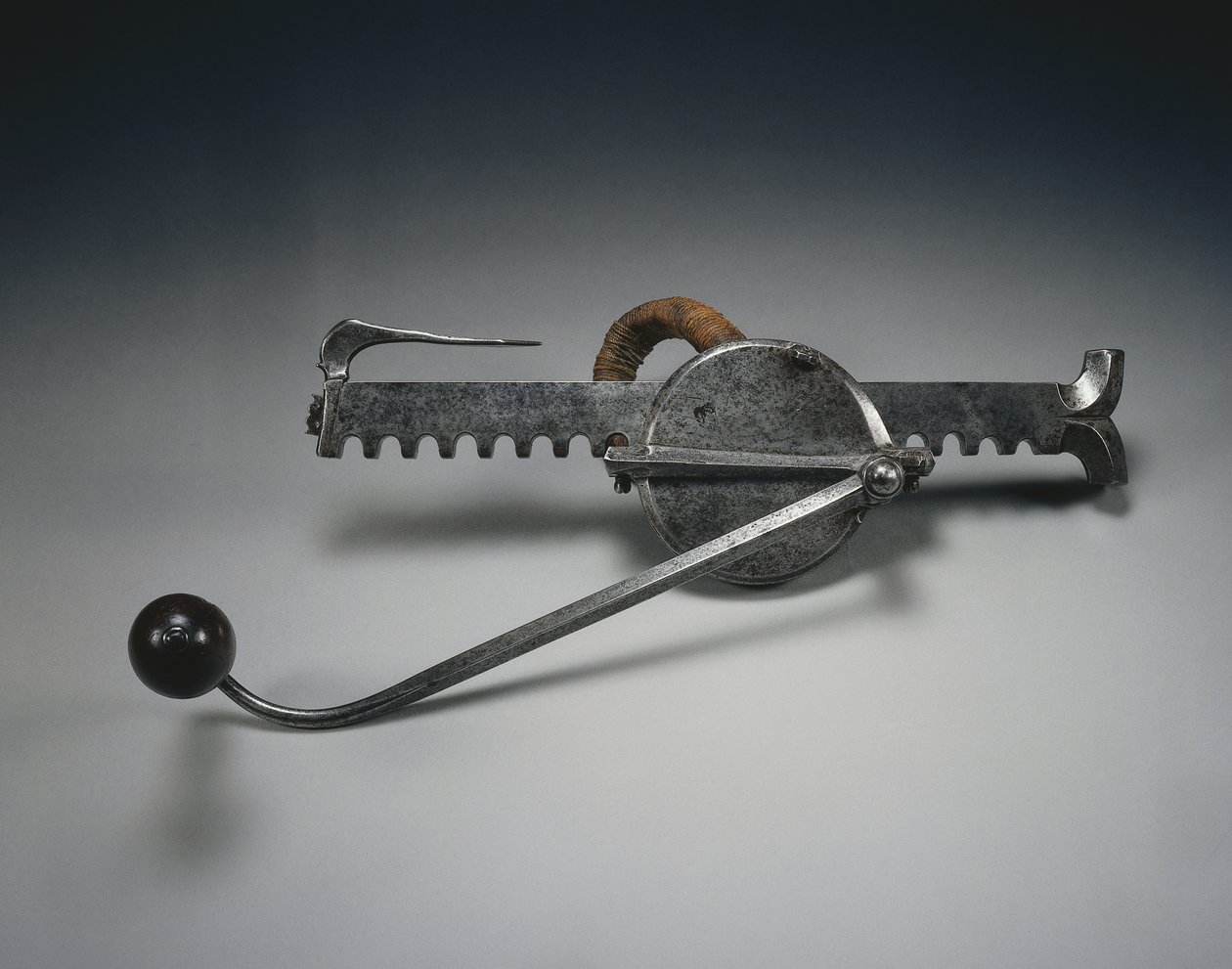クレーンキン、c.1528（亜麻コードと木製の柄が付いた鋼） 作： ドイツ語学校