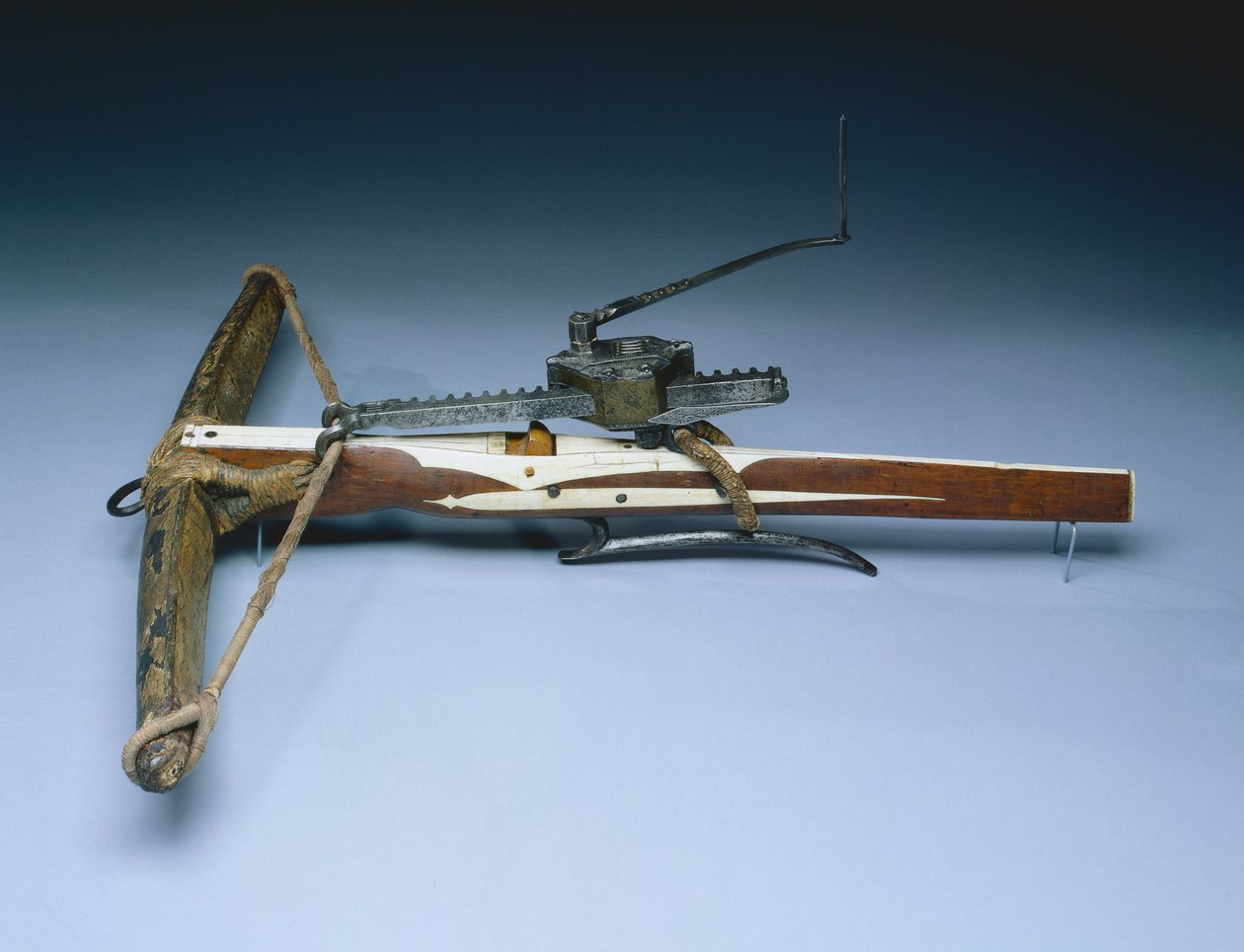 クロスボウ、c.1460-70（木、骨、角、鉄、鋼、羊皮紙） 作： ドイツ語学校