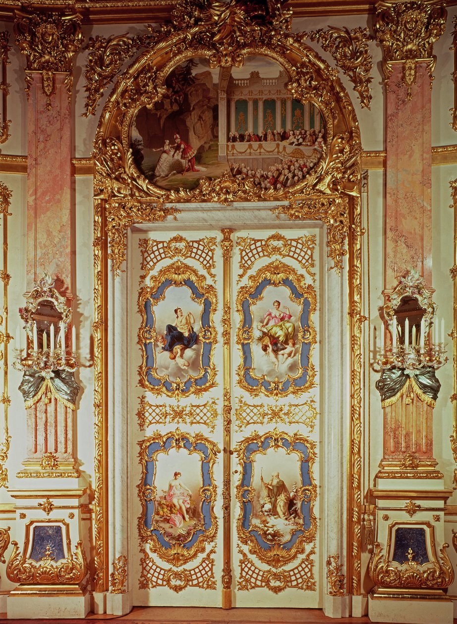磁器室の扉。4つのパネルにマイセンの古典的なシーンを、パネルの1つに劇場の作品を描いています。 作： ドイツ語学校
