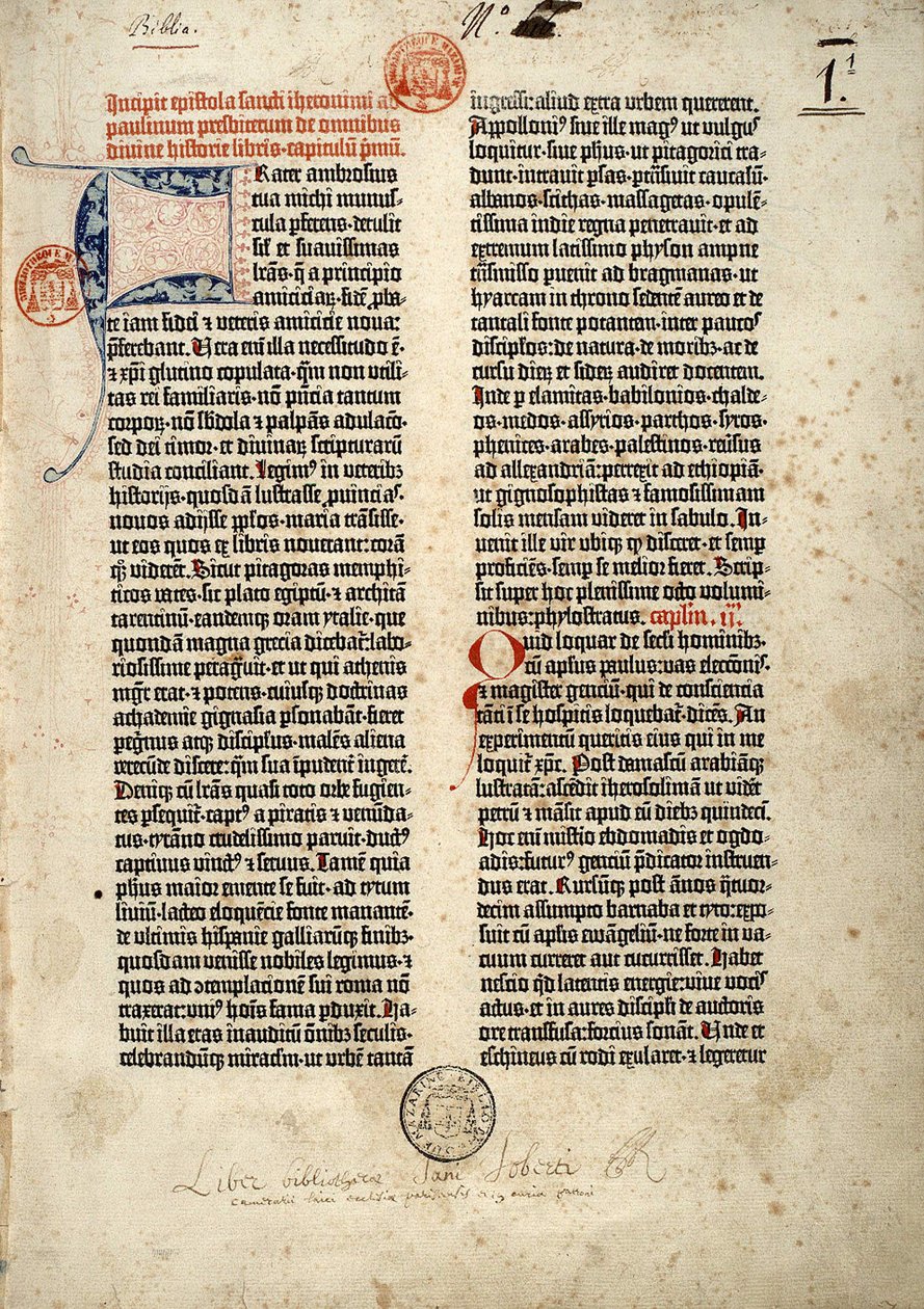 1452年から1454年にかけてマインツで作成されたグーテンベルクのラテン語（ヴルゲート）による聖書の最初のページ。聖人ジェロームが司祭ポーリンに宛てた、聖典のすべての書物を扱ったエピトレの始まりです。 作： ドイツ語学校
