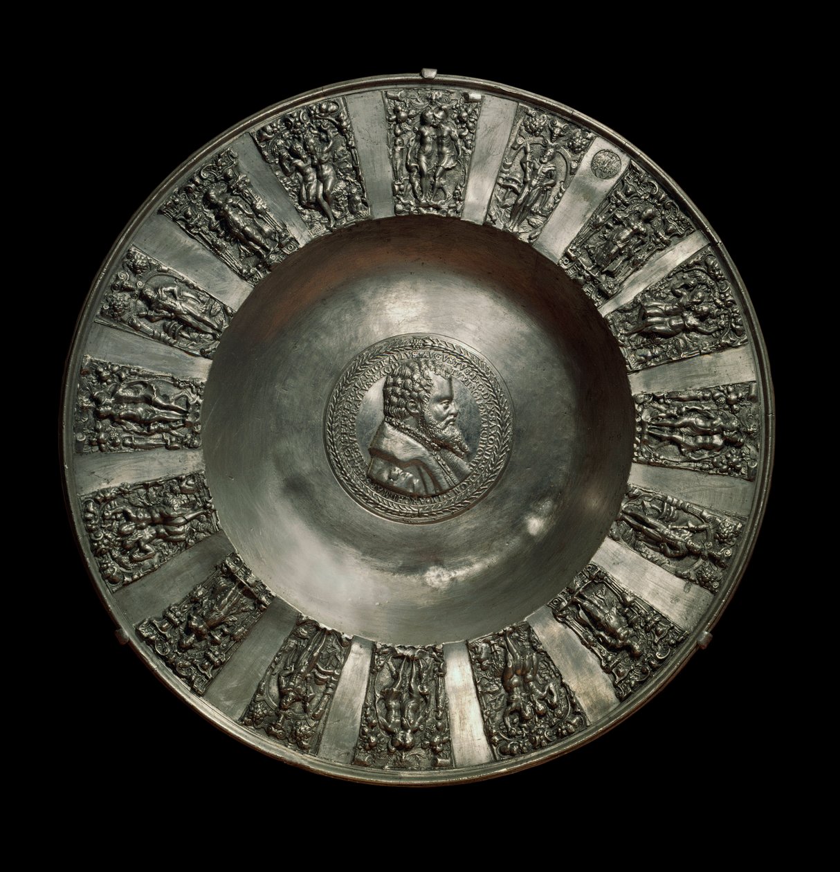 ドイツ美術：1560年頃の錫製サクソン皿。パリ、ルーブル美術館 作： ドイツ語学校