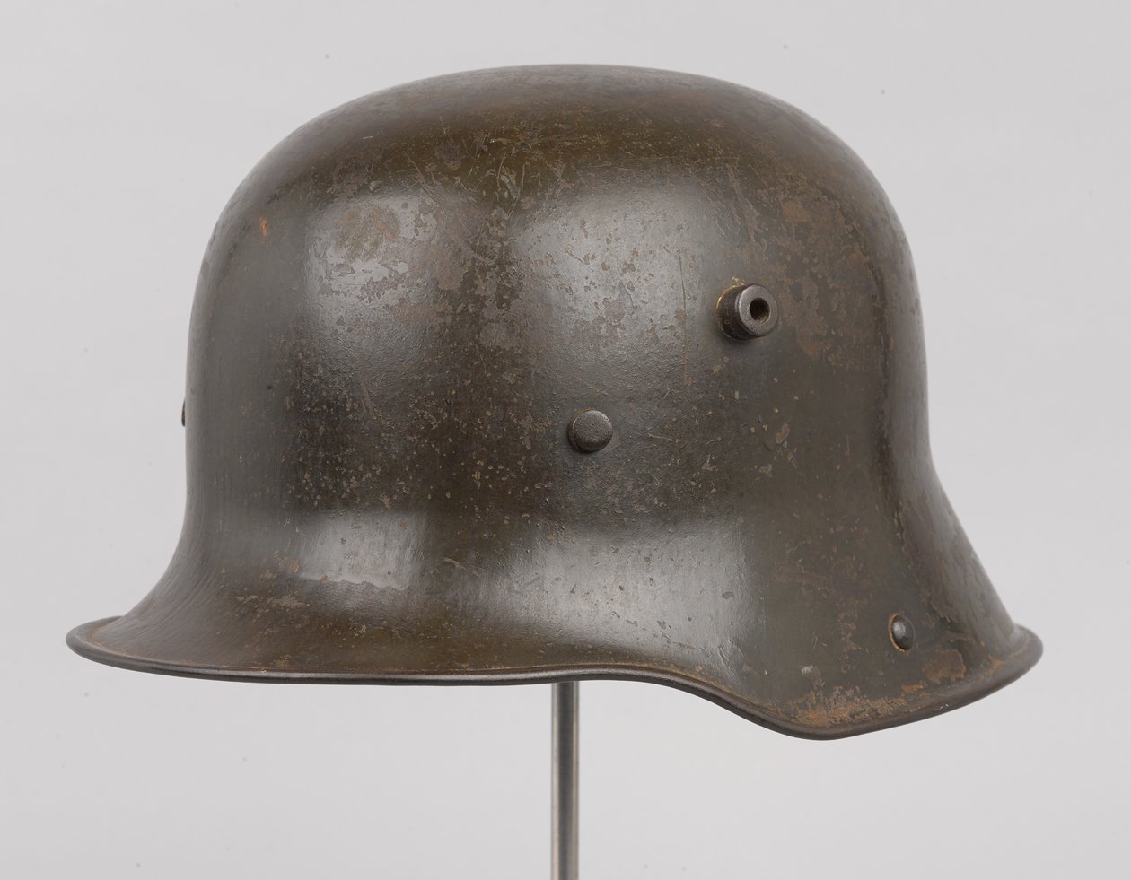 ドイツの鋼鉄製ヘルメット（Stahlhelm）、1916年頃（ヘルメット 作： ドイツ語学校