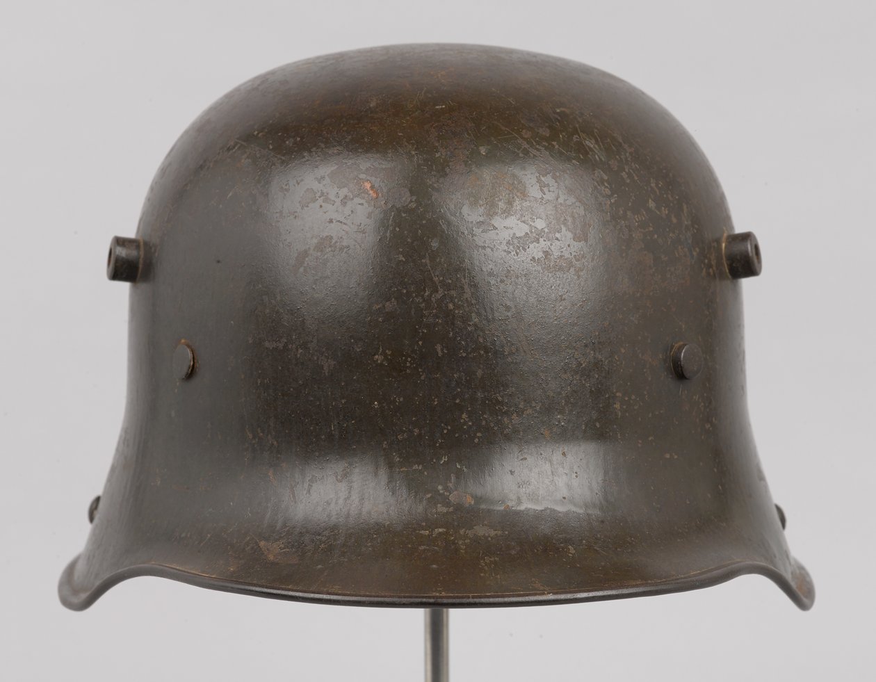 ドイツの鋼鉄製ヘルメット（Stahlhelm）、1916年頃（ヘルメット 作： ドイツ語学校