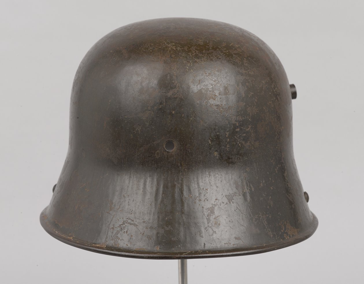 ドイツの鋼鉄製ヘルメット（Stahlhelm）、1916年頃（ヘルメット 作： ドイツ語学校
