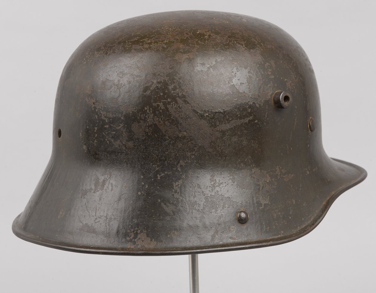 ドイツの鋼鉄製ヘルメット（Stahlhelm）、1916年頃（ヘルメット 作： ドイツ語学校