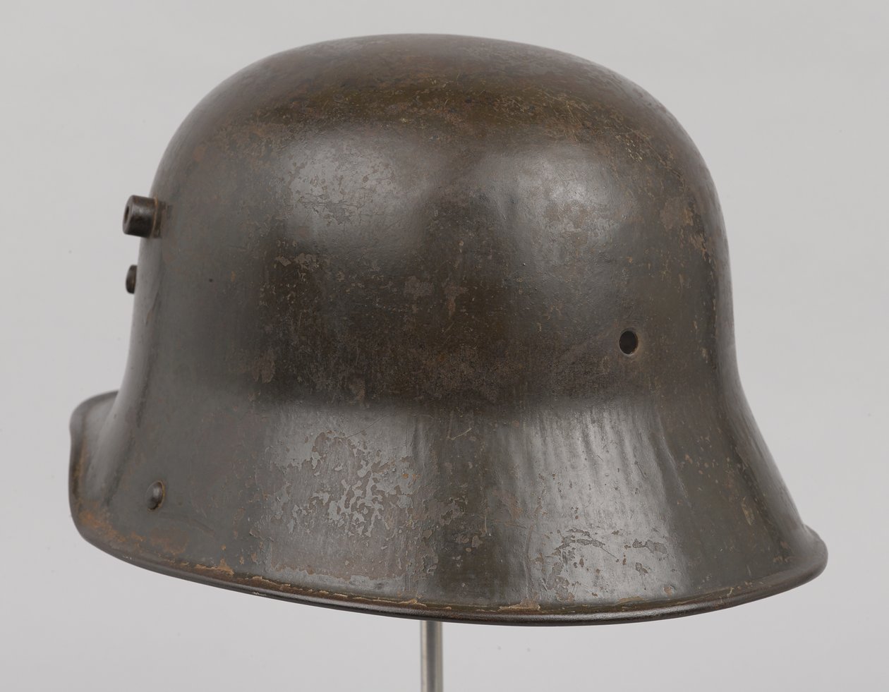 ドイツの鋼鉄製ヘルメット（Stahlhelm）、1916年頃（ヘルメット 作： ドイツ語学校