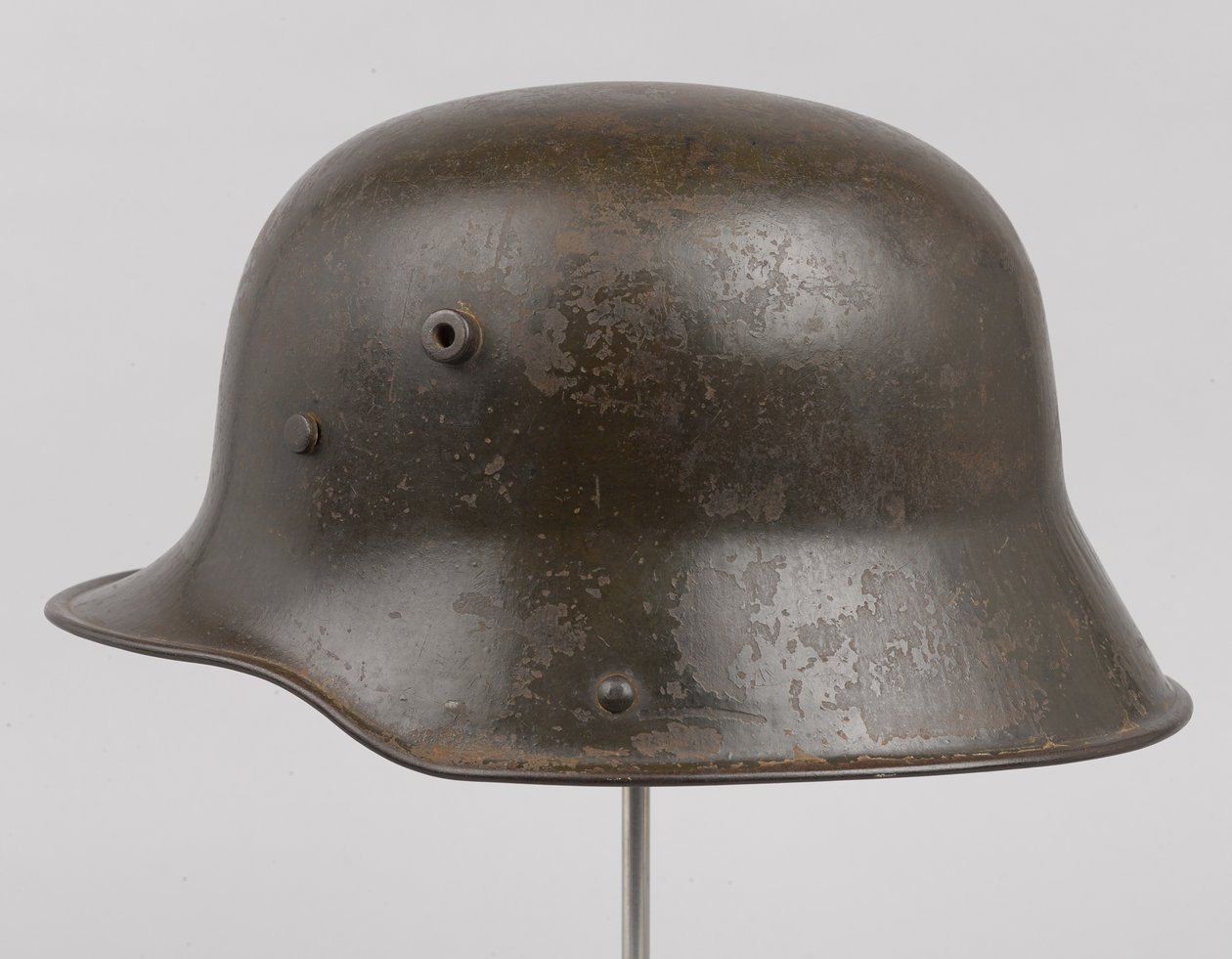ドイツの鋼鉄製ヘルメット（Stahlhelm）、1916年頃（ヘルメット