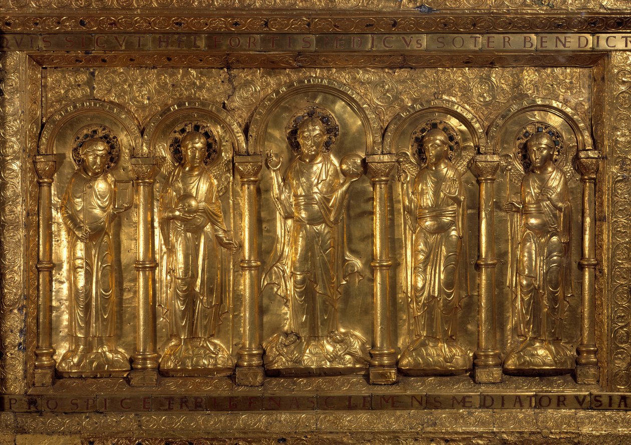 ベールのカテドラルの祭壇の前には、ベンチのキリスト、3人の大天使（ミカエル、ガブリエル、ラファエル）、ヌルシーの聖ベネディクトがいて、その足元には、皇帝ヘンリー2世が聖人（973〜1024）、インプレスのクネゴンデ（975〜103）と言っています。 作： ドイツ語学校