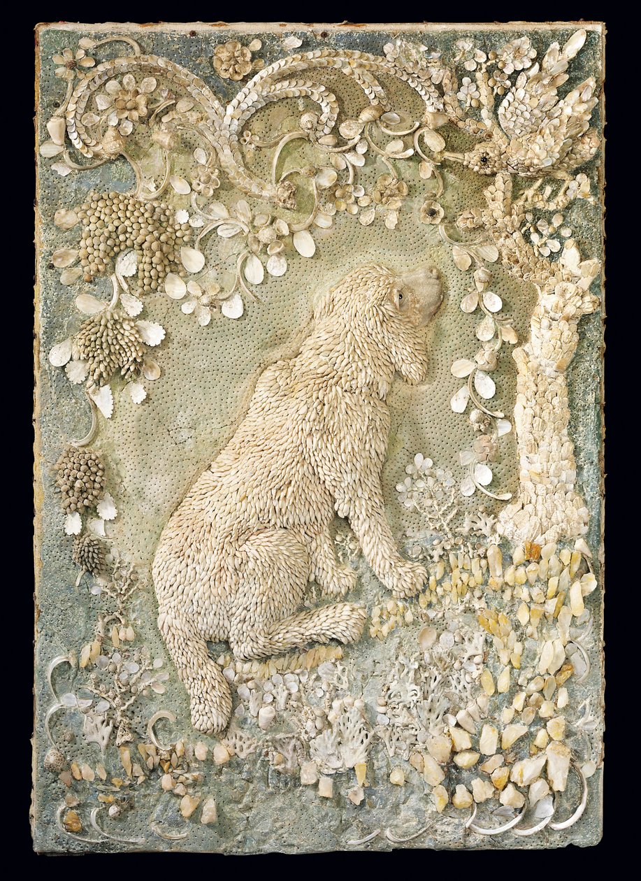 洞窟のような環境の中で、浮き彫りにモデル化されたルイ15世の座っている犬のペアの1つ 作： ドイツ語学校