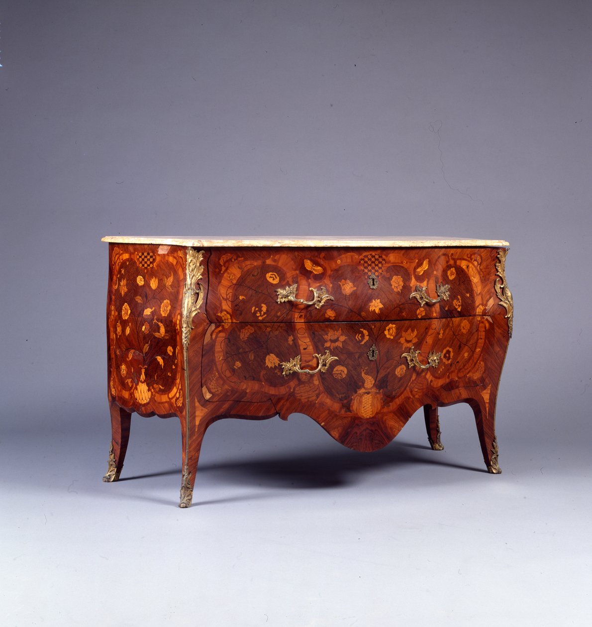 寄木細工と寄木細工の箪笥の1つ、c.1765（漆塗りの真ちゅう製のキングウッド、アマランサス、チューリップウッド、ボアサテン）（463022も参照） 作： ドイツ語学校