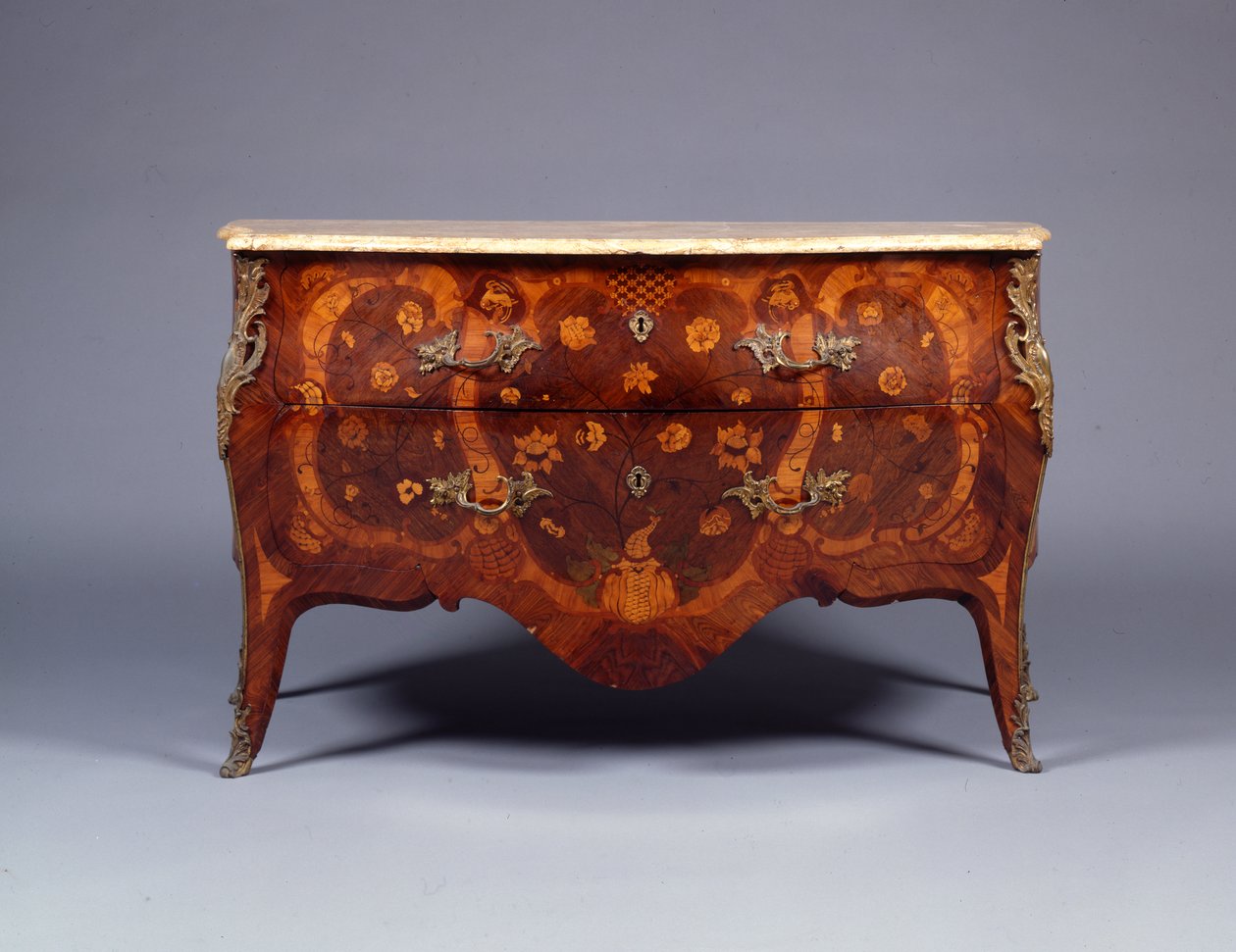 寄木細工と寄木細工の箪笥の1つ、c.1765（漆塗りの真ちゅう製のキングウッド、アマランサス、チューリップウッド、ボアサテン）（463023も参照） 作： ドイツ語学校