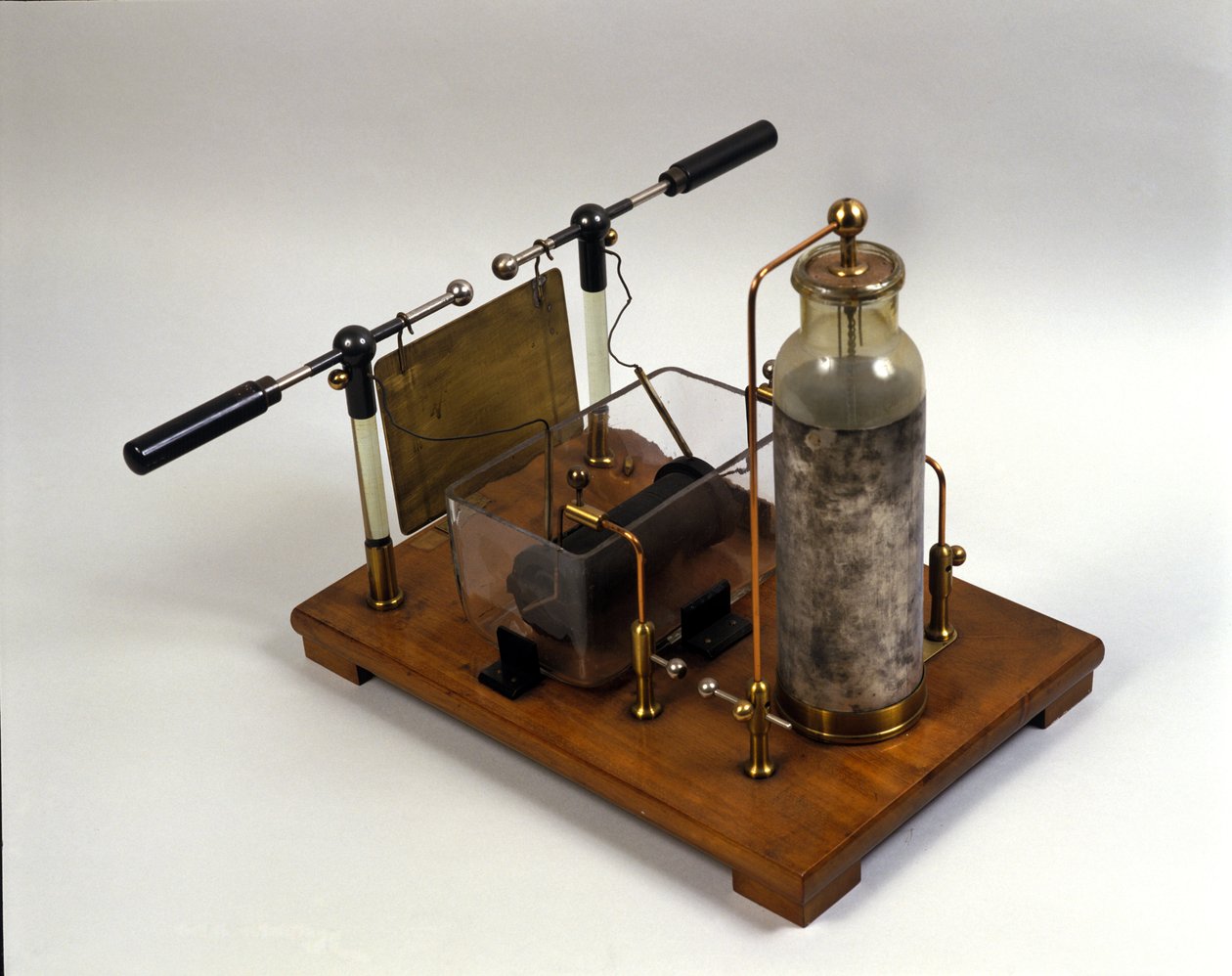 物理学：ヘルツ・マシン（Heinrich Hertz ドイツの物理学者 作： ドイツ語学校