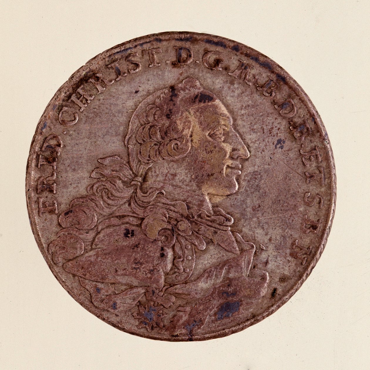 ブランデンブルク・バイロイト侯爵フレデリック・クリスチャン（Frederic V Christian de Brandenburg-Bayreuth）（1708-1769）の銀製ターラー（taler） 1766 Diam.4 cm ナポリ、考古学博物館 作： ドイツ語学校