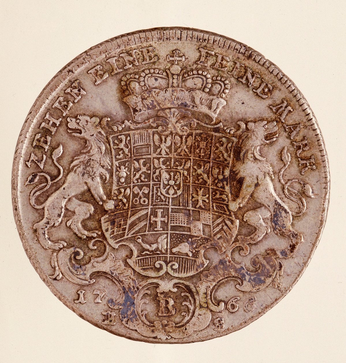 ブランデンブルク・バイロイト侯爵フレデリック・クリスチャン（Frederic V Christian de Brandenburg-Bayreuth）（1708-1769）の銀製ターラー（taler） 1766 Diam.4 cm ナポリ、考古学博物館 作： ドイツ語学校